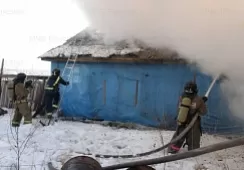 Якутские пожарные спасли склад от уничтожения огнем 