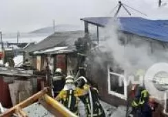 Почти 30 человек тушили пожар в частном доме в Магадане