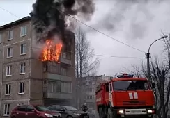 Из-за пожара на балконе дома в Новосибирске эвакуировались 14 человек