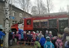 Огнеборцы на выездных экскурсиях рассказывают детсадовцам о профессии пожарного 
