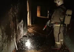 Устанавливаются причины пожара в 2-этажном доме в Ирбите