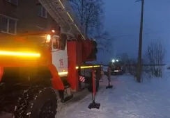 На пожаре в Котласе огнеборцы эвакуировали газовый и 2 кислородных баллона