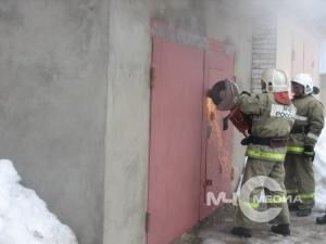 На пожаре под Благовещенском пожарные отстояли от огня дом