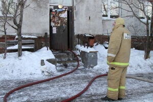 На пожаре в жилом доме в Петропавловске-Камчатском спасены два человека